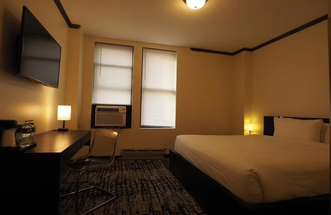 Night Hotel Broadway-1