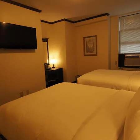 Night Hotel Broadway-2