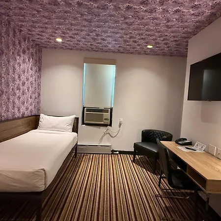 Night Hotel Broadway-2